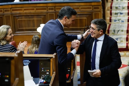 El portavoz del PSOE, Patxi López (derecha), es felicitado por el presidente del Gobierno, Pedro Sánchez, tras su intervención.