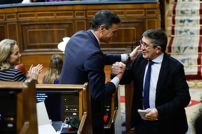 El presidente Pedro Sánchez (a la izquierda) y el portavoz socialista, Patxi López, durante la moción de censura del 22 de marzo.