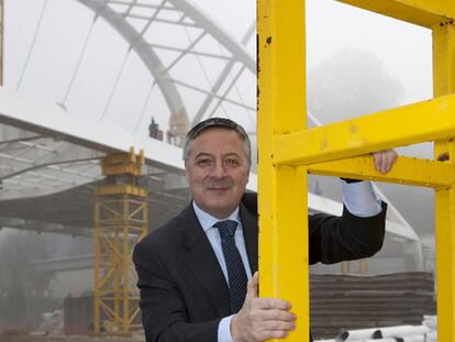 José Blanco, ministro de Fomento, en la obra del puente sobre el río Miño en Lugo.