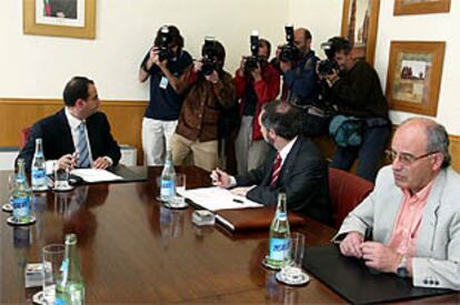 El consejero vasco de Interior, Javier Balza, observa a los fotógrafos, antes de la firma del acuerdo.