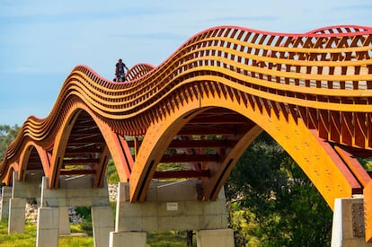 La pasarela peatonal de madera, de 270 metros de largo, instalada sobre el cauce del río Guadalhorce, al suroeste de Málaga.