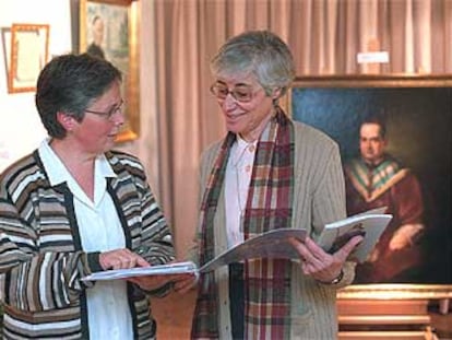 Asunción Codes (izquierda) y Leonor García, ayer en Madrid.