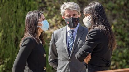 Inés Arrimadas conversa con Begoña Villacís, junto al exconsejero de transportes de la Comunidad de Madrid Ángel Garrido, durante el  homenaje a las víctimas de los atentados del 11-M.