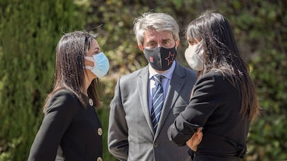 Inés Arrimadas conversa con Begoña Villacís, junto al exconsejero de transportes de la Comunidad de Madrid Ángel Garrido, durante el  homenaje a las víctimas de los atentados del 11-M.