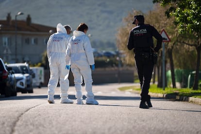 Los Mossos d'Esquadra en Bellcaire d'Empordà, donde un padre ya ha sido detenido como presunto asesino de su hijo, de cinco años.