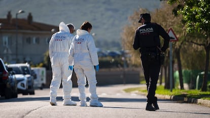 Los Mossos d'Esquadra en Bellcaire d'Empordà, donde un padre ya ha sido detenido como presunto asesino de su hijo, de cinco años.