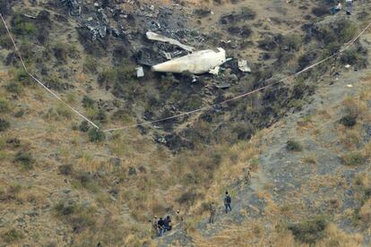En la aeronave se encontraban 42 pasajeros, entre ellos dos austríacos y un chino, y cinco miembros de la tripulación. En la imagen, personas de rescate junto a los restos del avión en Saddha Batolni (Pakistán).