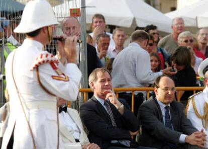 El ministro de Defensa británico, Geoff Hoon, en un acto público en Gibraltar acompañado por el ministro principal, Peter Caruana.