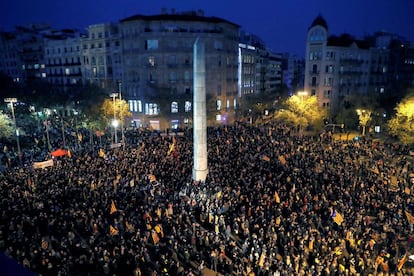 Los independentistas se manifiestan este viernes en la confluencia entre el Paseo de Gracia y la Diagonal de Barcelona bajo el lema "Tumbemos el régimen. Por los derechos sociales y políticos y por la autodeterminación. Contra la represión", en protesta por la celebración del Cconsejo de Ministros en la ciudad condal.