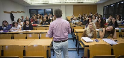 Un docente de la Universitat Jaume I de Castellón en una clase.