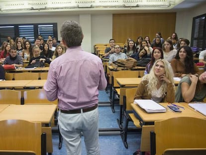 Un docente de la Universitat Jaume I de Castellón en una clase.