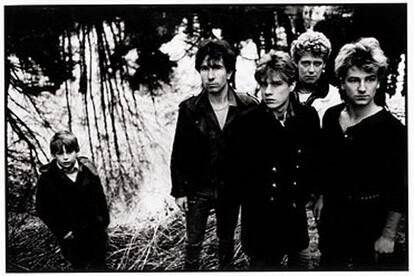 U2 con Peter (el chaval a la izquierda), en Dublín en 1983. (ANTON CORBIJN, POR CORTESÍA DE LA GALERÍA STELLAN HOLM)