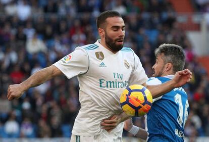 Dani Carvajal lucha por el balón junto con Luisinho del Deportivo.