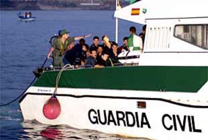 La Guardia Civil detuvo ayer en las costas españolas a 330 inmigrantes irregulares, la cifra más alta en lo que va de año.