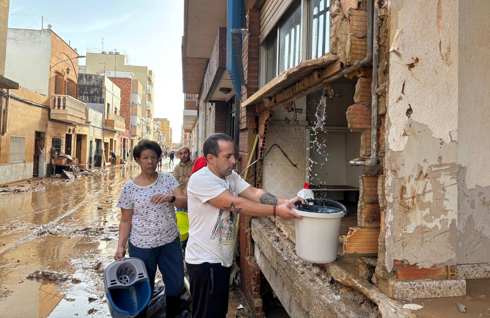 Abandonados en Massanassa: “Hay un hombre muerto en el garaje desde el martes y todavía no han venido a buscarlo” 