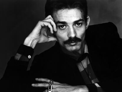 Retrato del diseñador Jesús del Pozo cuando irrumpió con fuerza en el mundo de la moda en los años ochenta.