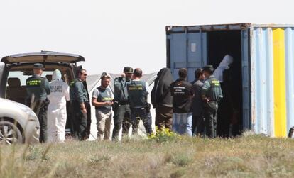 Agentes de la Guardia Civil registran la finca de Toledo.