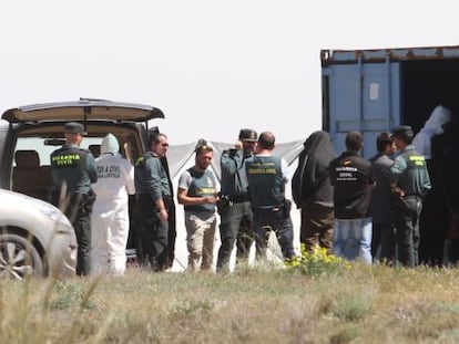 Agentes de la Guardia Civil registran la finca de Toledo.