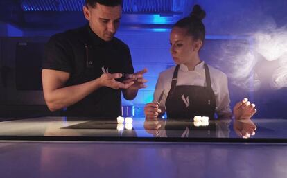 Los cocineros Álvaro Salazar y María Cano en las cocinas de Voro, su restaurante en Canyamel (Mallorca).