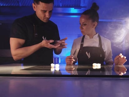 Los cocineros Álvaro Salazar y María Cano en las cocinas de Voro, su restaurante en Canyamel (Mallorca).