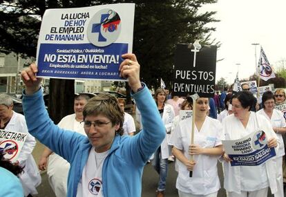 Profesionales sanitarios se manifiestan alrededor del Hospital Donostia.