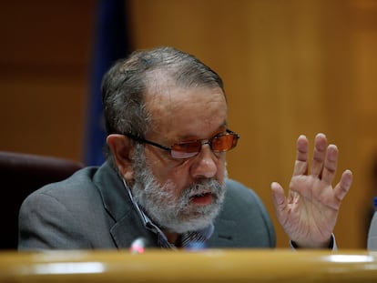 El defensor del Pueblo en funciones, Francisco Fernández Marugán, durante su comparecencia este martes ante el Senado para abordar la situación de la inmigración en Canarias.