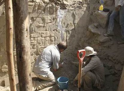 Un equipo de arqueólogos germano-peruano, en el reciente hallazgo de Sechín, que data de unos 5.500 años.