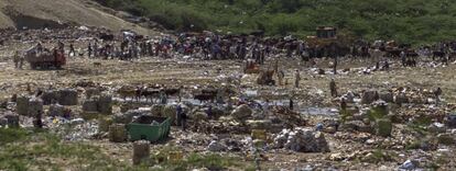 Vista parcial del vertedero de Rafey, en Santiago de los Caballeros, República Dominicana. Cerca de 500.000 niños y niñas siguen trabajando como recicladores en vertederos de América Latina, este entre otros.