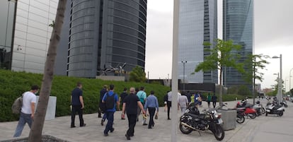 Algunos trabajadores, de regreso a sus oficinas.