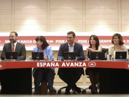 Los socialistas presentan un documento que tiene como base su programa electoral con alguna concesión a Unidas Podemos