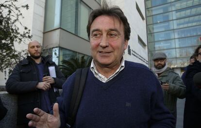 El expiloto de Fórmula 1 Adrián Campos sale de los juzgados de Valencia.