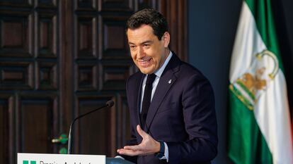 El presidente de la Junta, Juan Manuel Moreno, durante su intervención en el acto de entrega de los XXXVIII Premios Andalucía de Periodismo, en el Palacio de San Telmo de Sevilla.