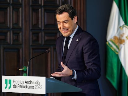 El presidente de la Junta, Juan Manuel Moreno, durante su intervención en el acto de entrega de los XXXVIII Premios Andalucía de Periodismo, en el Palacio de San Telmo de Sevilla.