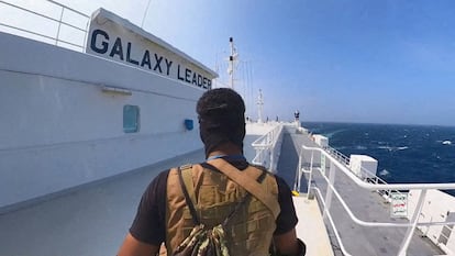 Un rebelde hutí a bordo del Galaxy Leader en el Mar Rojo, el 20 de noviembre.