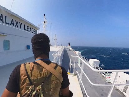 Un rebelde hutí a bordo del Galaxy Leader en el Mar Rojo, una foto tomada el 20 de noviembre de este 2023.