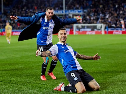 Joselu celebra su segundo gol, que supuso la victoria del Alavés ante el Levante (2-1). /AFP7