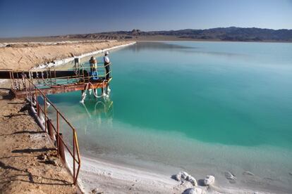 Estanque de agua salada de Silver Peak, en Nevada (Estados Unidos), conocido por su abundancia de litio, material usado para fabricar bater&iacute;as de m&oacute;viles.