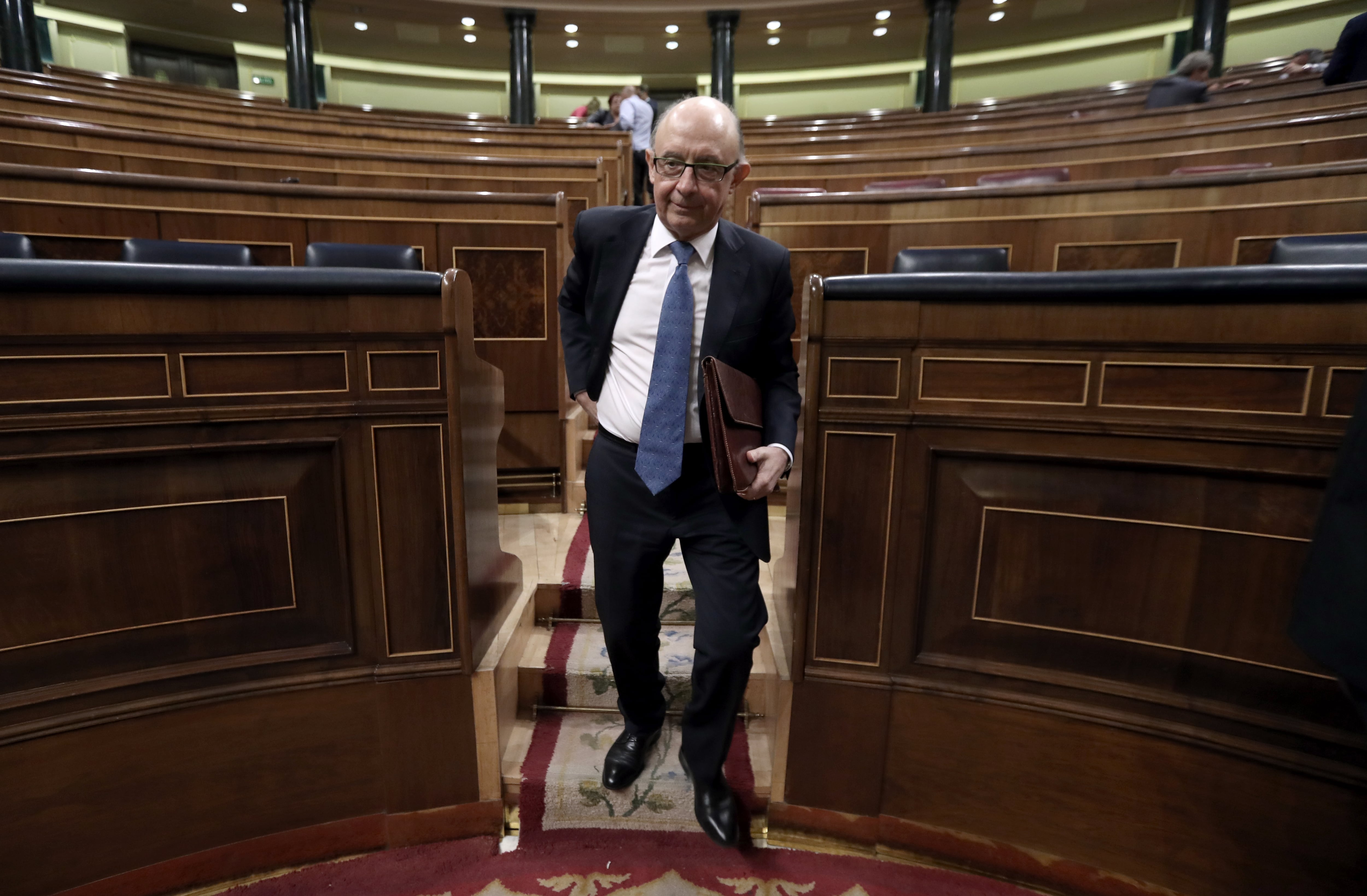 Hacienda cesa a dos cargos imputados en el ‘caso Montoro’
