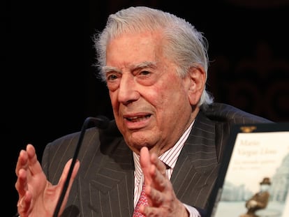 El escritor Mario Vargas Llosa presenta su libro 'La mirada quieta: (de Pérez Galdós)', este año en Madrid.