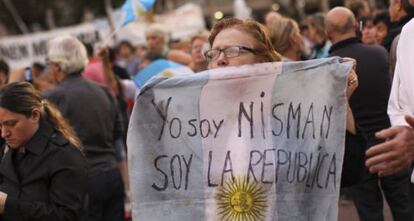 Una manifestante en una protesta por la muerte del fiscal /