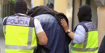 La Policía traslada a un detenido por yihadismo la pasada semana.