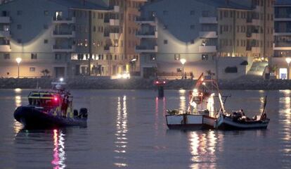 El pesquero Divina Providencia y otra embarcaci&oacute;n no identificada es vigilado por una patrullera de la polic&iacute;a de Gibraltar. 