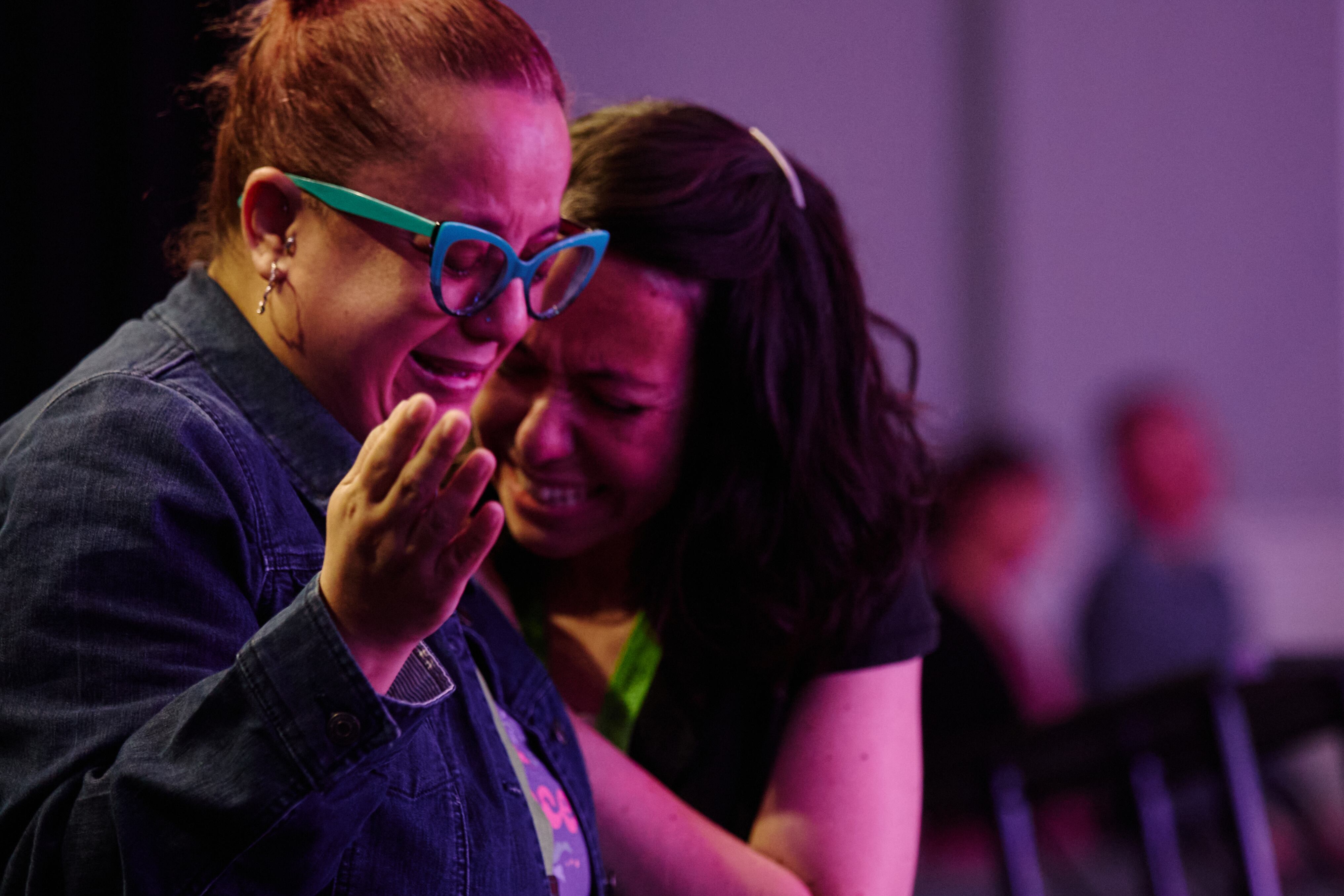 Dos mujeres en un momento emotivo durante el servicio en la Iglesia Nueva Vida de Chicago.