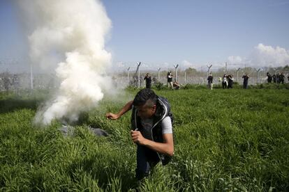 La Policía macedonia ha usado gases lacrimógenos para dispersar a más de 500 refugiados concentrados en el límite del campo de refugiados de Idomeni, en la frontera griega