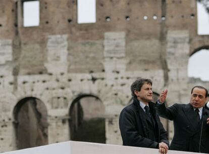 El nuevo alcalde de Roma, Gianni Alemanno, (izqda.) junto al primer ministro de Italia, Silvio Berlusconi, en un acto electoral el pasado 10 de abril.