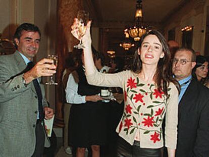 Pilar López de Ayala, Concha de plata a la mejor actriz, brinda al conocer su triunfo.