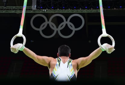 Un gimnasta brasileño entrena con los aros para la categoría de gimnasia artística masculina, en una sesión en la Arena Olímpica, en Río de Janeiro.