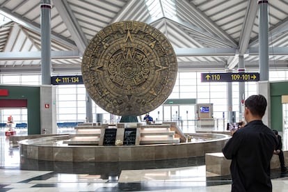 Turistas se toman fotografías frente a la Piedra del Sol en el Aeropuerto Felipe Ángeles.