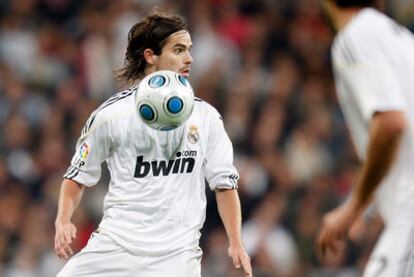 Gago controla el balón durante un partido con el Real Madrid.