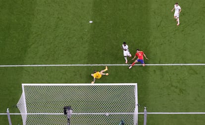 Mikel Oyarzabal anota el segundo gol que dio el triunfo a España